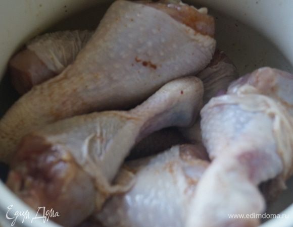 Куриные ножки натереть солью, чесноком и перцем