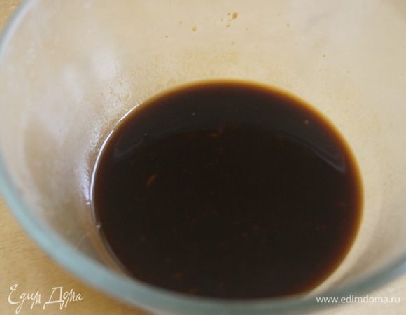 Для глазури: смешать соевый соус, соус табаско, мед, томатную пасту. Перемешать до однородного сосотояния