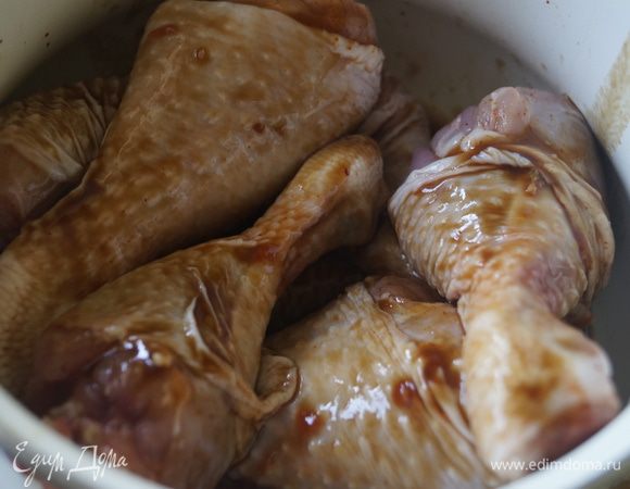 Залить ножки глазурью, дать постоять минут 10. Чуть-чуть глазури оставить в чашке