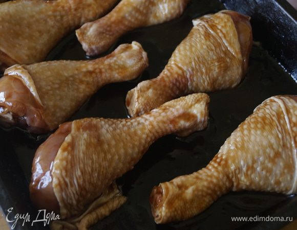 Выложить ножки на смазанный маслом противень и при помощи кисточки, смазать оставшейся глазурью ножки. Поставить запекаться в духовку разогретую до 180 градусов на 40 минут.