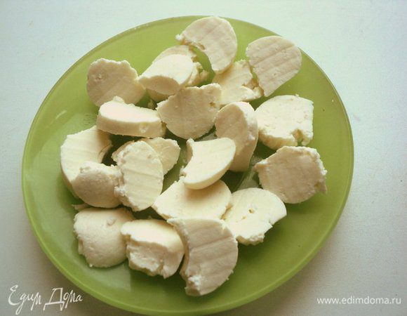 Сыр нарезать кубиками или, как я, вырезать специальной ложечкой шарики.