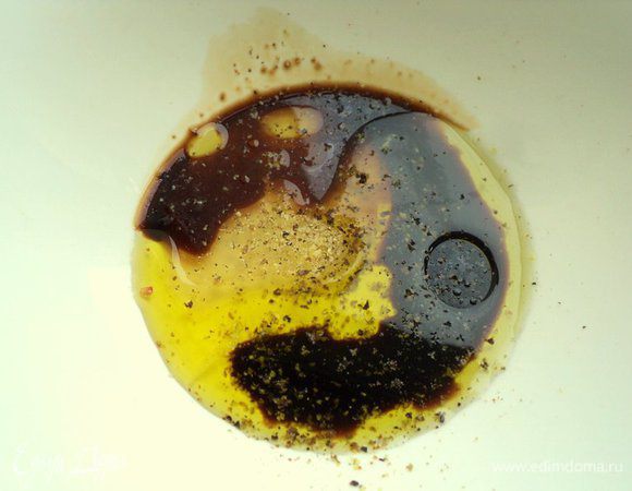 Приготовить заправку: смешать оливковое масло, бальзамический уксус, жидкий мед и свежемолотый перец по вкусу.