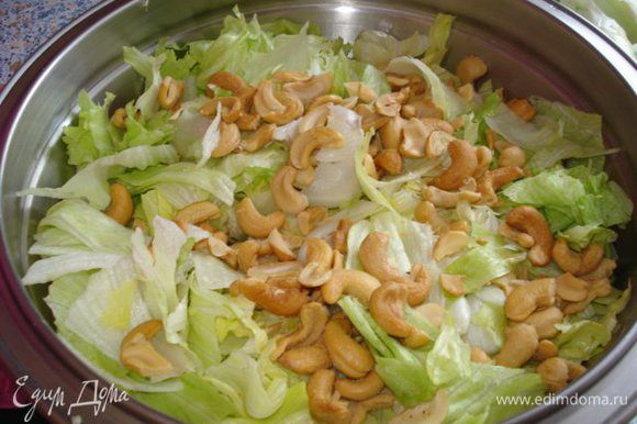 Салатную капусту (или листья зеленого салата) порвать на небольшие кусочки, добавить соленые орехи.