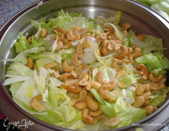 Салатную капусту (или листья зеленого салата) порвать на небольшие кусочки, добавить соленые орехи.