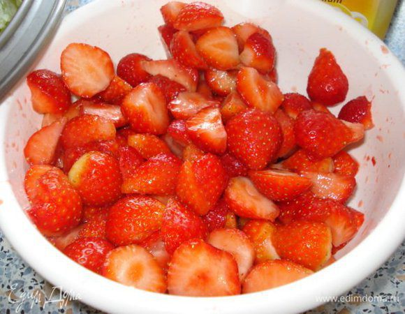 Клубнику порезать на небольшие кубики, если она мелкая - на половинки.