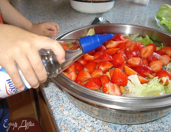 Добавить порезанную клубнику в салат, заправить сахарным сиропом, если клубника слегка кислит (0,5 ч.л. сахара на 0,5 ст. воды, вскипятить, остудить). Посыпать салат маком и дать настояться в течении 1-2 часов. За это время капуста даст сок, орешки немного обмякнут, а клубника придаст салату легкую пикантную нотку. Приятного вам аппетита!