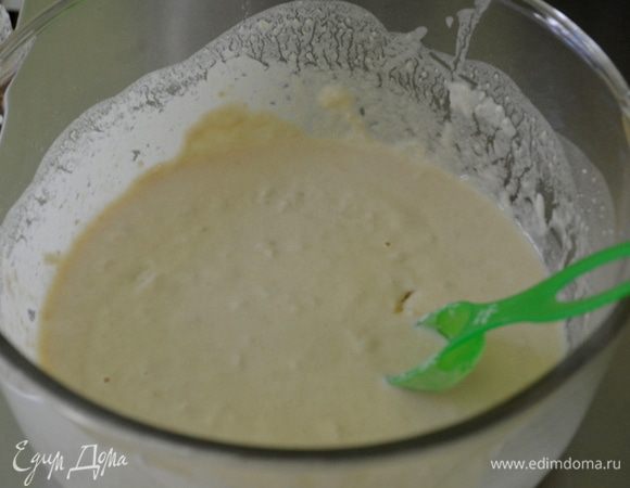 Смазать форму круглую или выложить фольгу.
Смешаем  в большой емкости 1 стакан муки, соль, сахар, дрожжи, растопленное масло, яйцо и теплая вода. Постепенно добавим всю муку. Перемешаем и замесим тесто руками. 