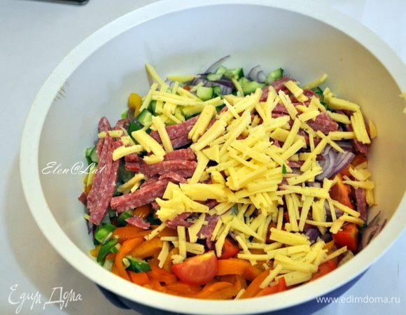 Также соломкой нарезать сыр, салями, фиолетовый лук.  Черри порезать на четвертинки. Добавить листья салата. Салат заправить заправкой, которую предварительно смешать в мисочке. Добавить чесночные крутоны. Для них белый хлеб нарезать на кубики. Выложить на противень, сбрызнуть оливковым маслом и присыпать давленным чесноком (у меня он в сухом виде).