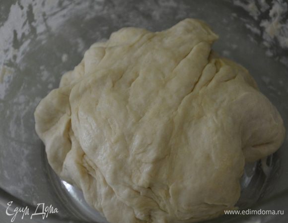Месим примерно 5 мин. в емкости или на рабочей поверхности , слегка припылив мукой. Тесто должно стать эластичным и мягким. Закроем пищевой пленкой и поставим отдыхать на 1 час .