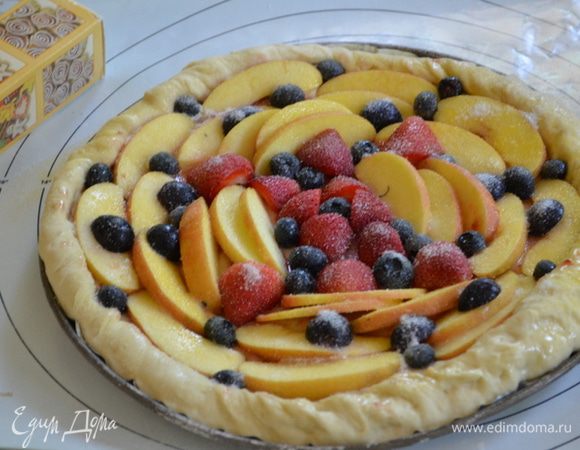 Выложим фрукты и ягоды  по кругу.  Смажем сливочным маслом. Сверху сахарный песок. И поставим в духовку на 200 гр. на 15 мин. Затем снизим температуру до 180 гр. и выпекаем еще 25-30 мин.