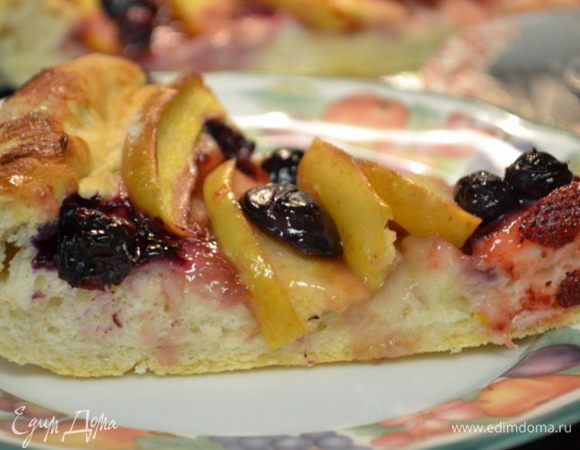 Готовую пиццу присыпать по желанию сахарной пудрой и подаем, разрезав специальным рол.ножом на порции. Приятного аппетита.