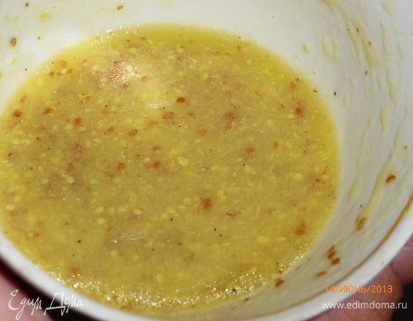 Готовим заправку. Смешиваем оливковое масло, горчицу, сок лимона, немного соли и перца. Взбиваем вилкой или венчиком.