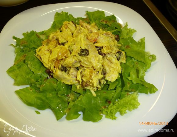 Собираем салат. На тарелку кладем смесь салатных листьев (рукола обязательна в составе), поливаем заправкой. Сверху выкладываем курицу. Посыпаем измельченными орешками, украшаем зеленым луком. Приятного аппетита!