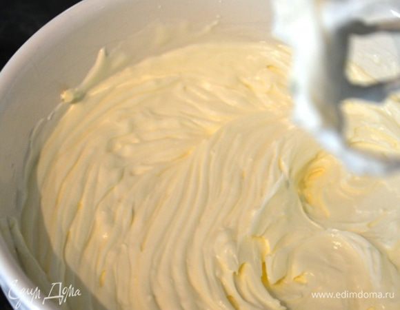Смешать творожный сыр и сметану, немного взбить миксером — до однородности. 