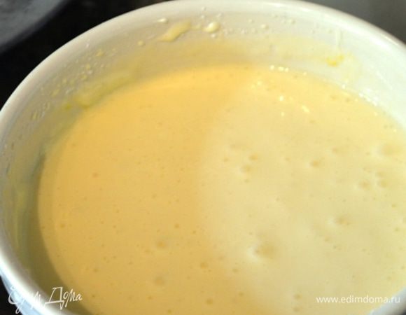 Добавить яйцо и сахарную пудру. Снова взбить. 
Добавить мелко-мелко нарезанную клубнику (а еще лучше пюрировать ее и ввести в массу). Перемешать, разлить в стеклянные формочки.

Поставить в СВЧ на максимальную мощность и готовить около 1,30–2 минуты, все зависит от вашей микроволновки. На поверхности должны появиться пузырьки.

Охладить чизкейки на столе, а затем поставить на пару часов в холодильник. Перед подачей украсить клубникой.