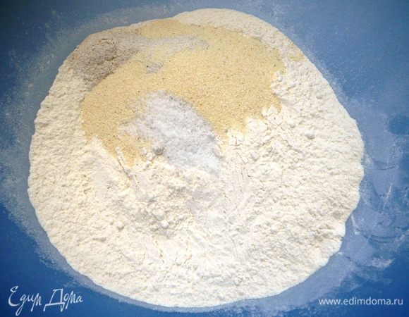 Муку предварительно просеять. Смешать все сухие ингредиенты...