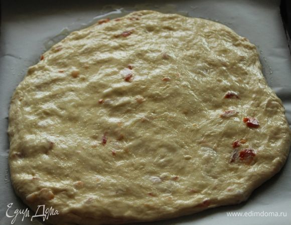 Противень выстелить пекарской бумагой, выложить тесто и равномерно распределить, приминая тесто кончиками пальцев. Оставить на 45 минут.