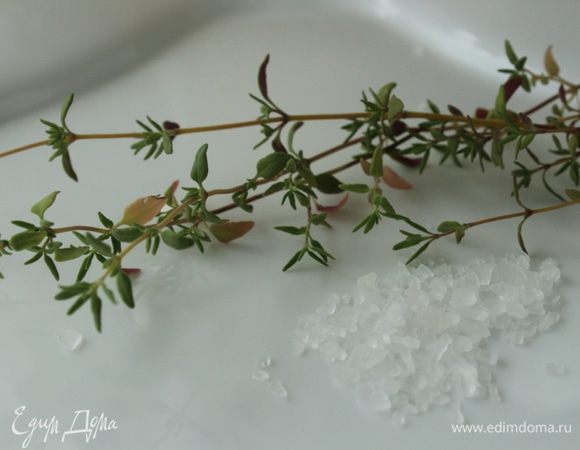 Для посыпки нам нужен тимьян и крупная морская соль.