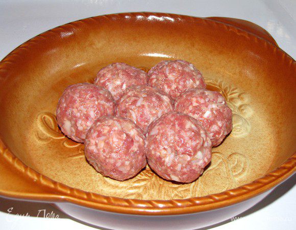 Слепить из фаша тефтельки и выложить их на середину формы, смазанной растительным маслом.