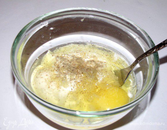 Приготовить заливку. Для этого смешать сметану, плавленный сыр, яйцо, пропущенный через пресс чеснок. Добавить молоко, столько, чтобы получилась консистенция, как на блины. Посолить, поперчить, еще раз перемешать.