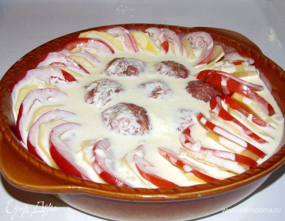 Залить запеканку получившимся соусом. Поставить в духовку, разогретую до 180 град примерно на 1 час. Первые пол часа запекать, накрыв фольгой. Затем фольгу снять и запекать до готовности.