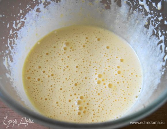 Желтки отделить от белков. Взбить желтки с сахаром, пока масса не станет белеть.