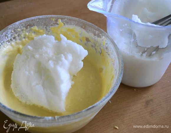 Добавить их к общей массе, небольшими порциями и аккуратно перемешать