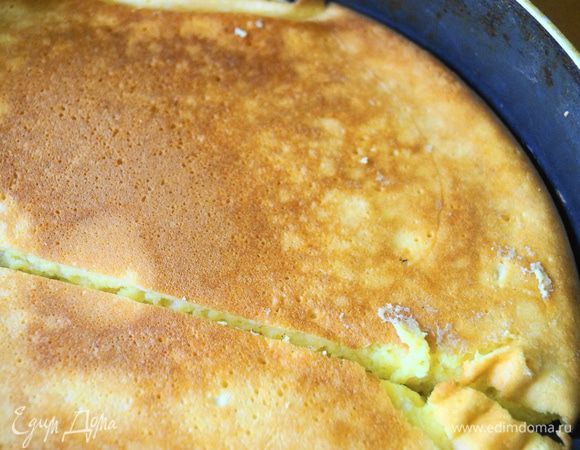 После чего поставить Императорский омлет в духовку, разогретую до 200 градусов, на 10-15 минут. У меня плохо подрумянивался низ и я минут за 5 до окончания выпекания достала омлет и разрезала его пополам и перевернула его другой стороной, чтобы она лучше подрумянилась.