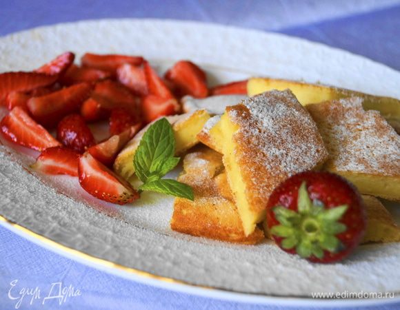 Подавать нарезав небольшими кусочками, в виде ромбиков, посыпав сахарной пудрой и дольками клубники. Приятного аппетита!!!