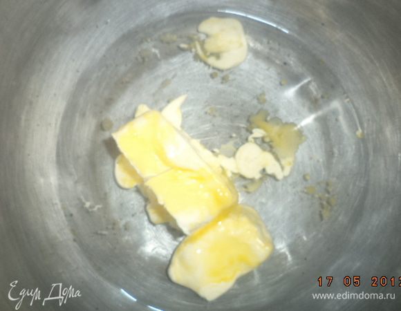 В небольшую кастрюльку влить воду, добавить масло и соль. Довести до кипения и уменьшить огонь.