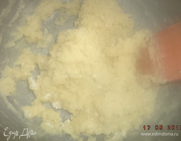Всыпать просеянную муку, постоянно перемешивая массу деревянной лопаткой, пока тесто не начнёт отставать от стенок кастрюльки. Как только из теста образуется ком, снять кастрюльку с огня и остудить.