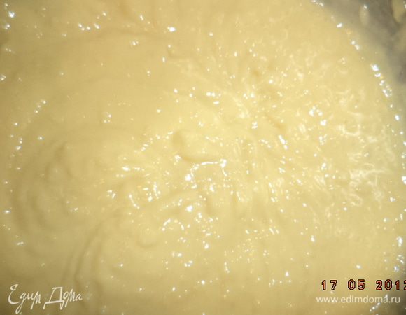 По одному ввести яйца, хорошо растирая тесто после каждого яйца.