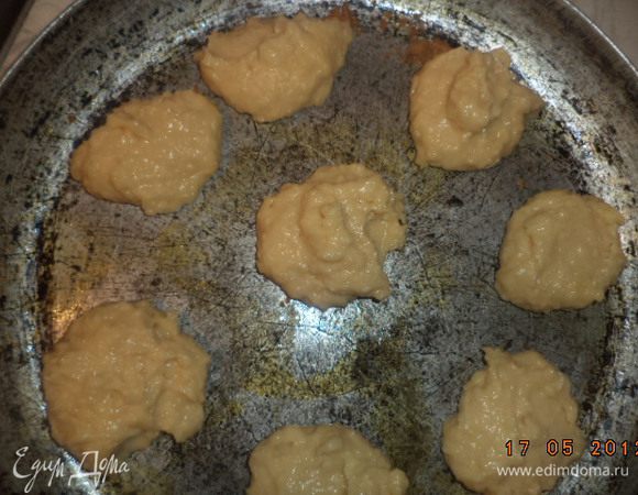 Противень смазать сливочным маслом и столовой ложкой выкладывать тесто на противень на некотором расстоянии друг от друга. 