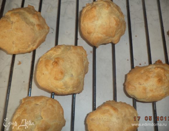 Выпекать эклеры 30-35 минут при температуре 190 градусов. Испечённые эклеры остудить на решётке.