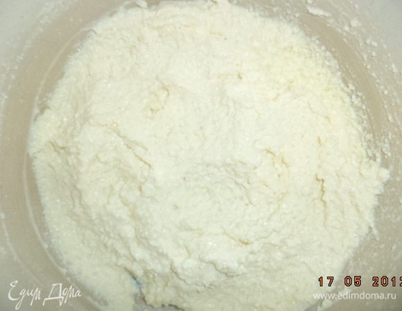 Готовим крем. Творог протереть через сито. Добавить сгущёнку и ванильный сахар. Тщательно перемешать.