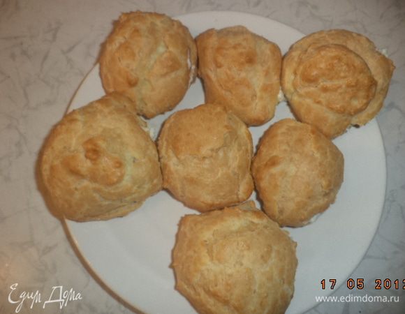 Начинить остывшие эклеры творожным кремом. 
