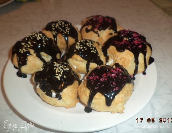 Готовим ганаш. В маленькой кастрюльке соединить сливки, какао и сахар.Помешивая, довести смесь до кипения, снять с огня.                                Эклеры полить ганашем и посыпать поджаренным кунжутом или кокосовой стружкой.                                                                                                                   Пожалуйста, угощайтесь! Приятного аппетита!!!