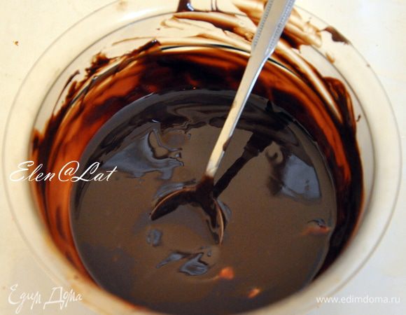 Шоколад и масло растопить либо в микроволновке, либо на водяной бане до однородности.