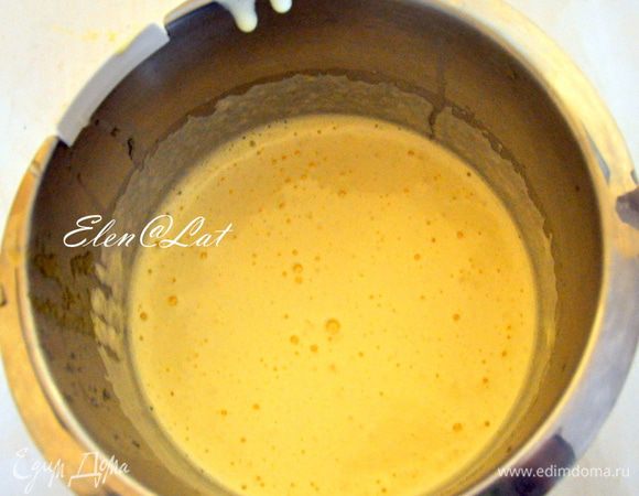 Яйца взбить с сахаром до состояния густого крема. Это у вас займет минут 6–8.