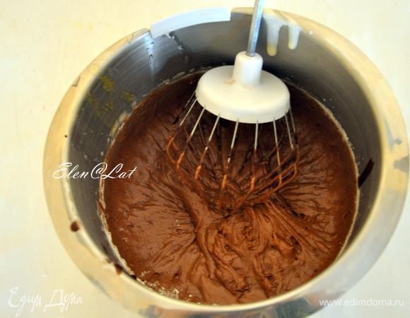 Не прекращая взбивать, постепенно ввести шоколадную массу. Затем перевести миксер на минимальную скорость и постепенно ввести в тесто муку с разрыхлителем и щепоткой соли. Когда масса станет однородной, перестать взбивать.
