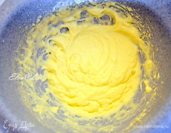 В отдельной миске смешать маскарпоне с яйцом и сахаром, взбить до однородности.