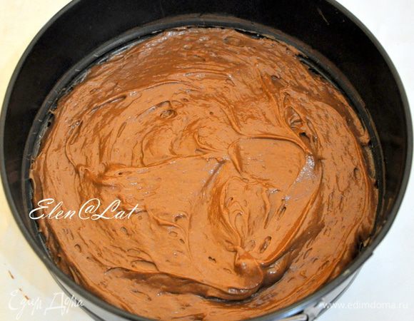 Форму диаметром 18–20 см застелить пергаментом и выложить в нее половину шоколадного теста.