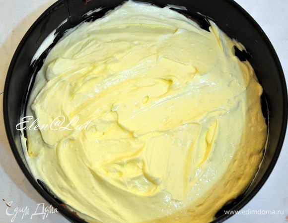 На шоколадное тесто выложить начинку из маскарпоне,