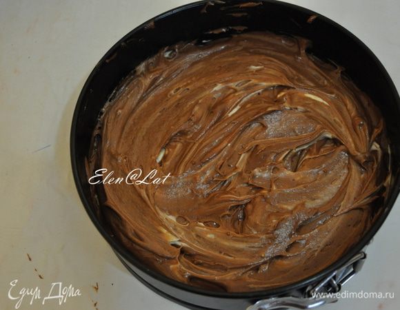 Деревянной шпажкой слегка перемешать слои.