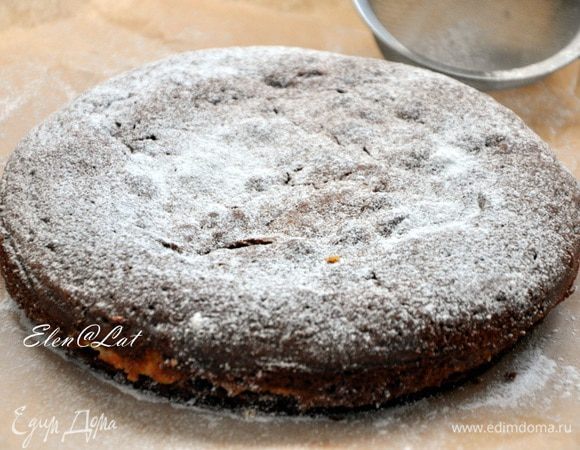 Поставьте форму с тестом в разогретую до 180°C духовку примерно на 40 минут. Готовность проверяйте шпажкой. Тесто очень нежное и может сразу показаться, что пирог не готов, но если шпажка сухая, то все, доставайте пирог из духовки и, слегка остудив, снимите бортики и дайте полностью остыть. Сверху можно пирог посыпать сахарной пудрой.