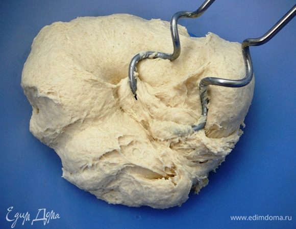 Муку предварительно просеять. Смешать муку, дрожжи, соль и сахар. Добавить воду и замесить тесто.Я это сделала при помощи миксера насадками для замешивания теста. Сначала 2 мин. на низкой скорости, потом скорость увеличила и месила еще 7 минут, пока тесто не стало гладким и эластичным. В последнюю очередь добавить оливковое масло. Тесто накрыть полотенцем и поставить в теплое место на 1 час. Через час тесто увеличится вдвое.