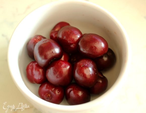 Черешню помыть, обсушить и удалить косточки.