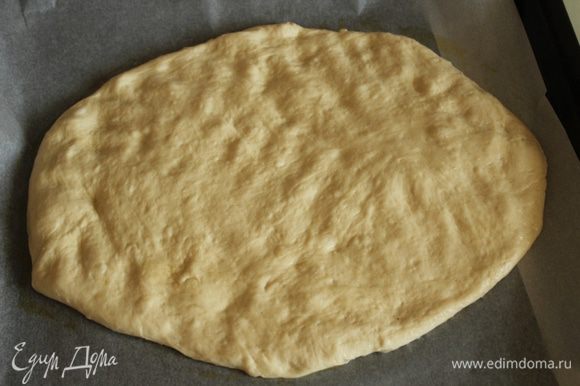 Противень выстелить пекарской бумагой, выложить тесто и равномерно распределить, приминая тесто кончиками пальцев. Оставить на 45 минут.