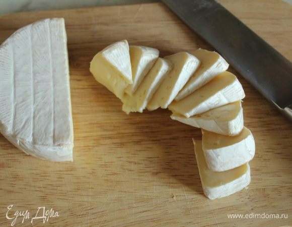 Сыр нарезать кусочками.