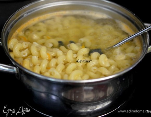 Отварить пасту, как написано в инструкции. Выход готовой пасты — 3 стакана. Слить воду.